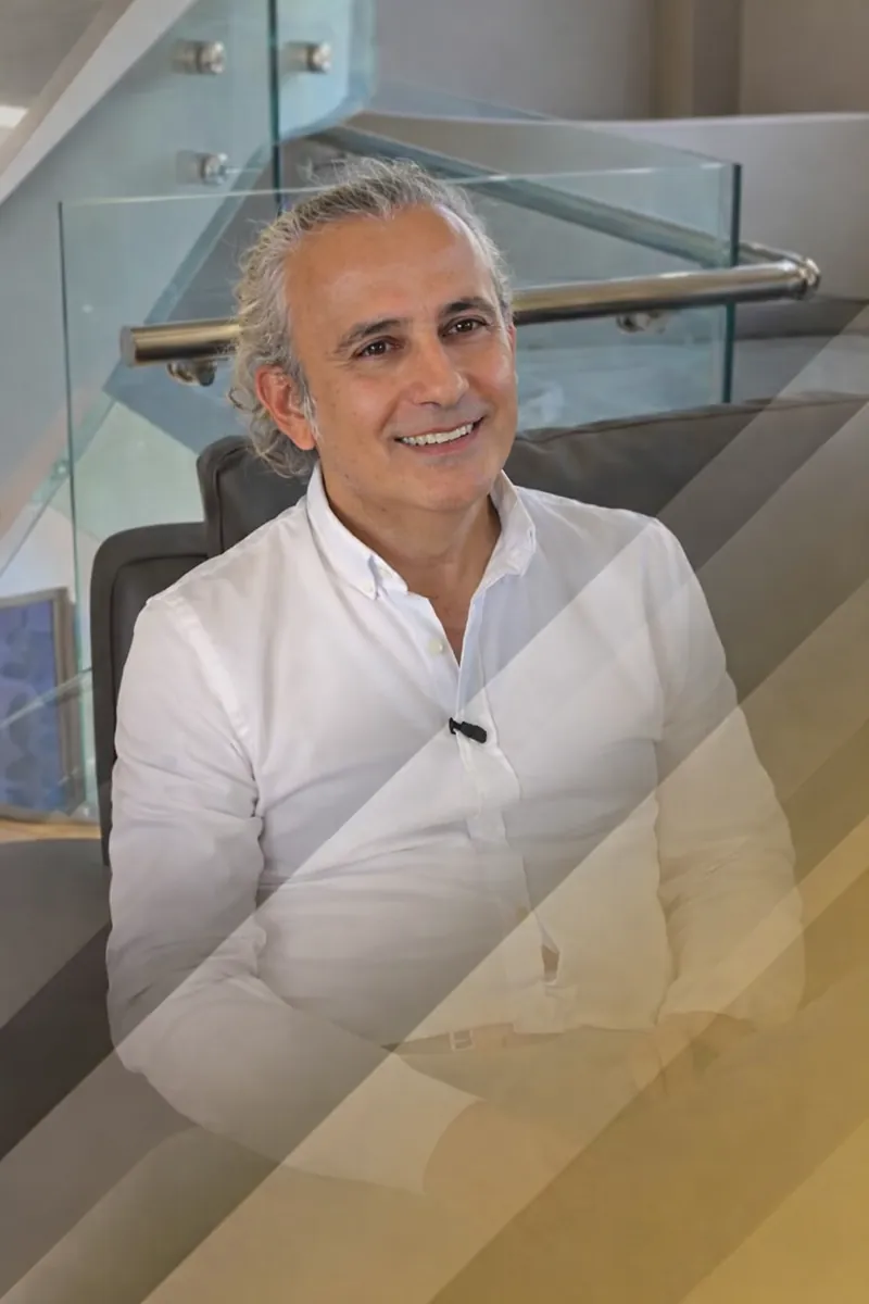 Doktor Merdan Çelik, im weißen Hemd, lächelnd in der Klinik in Istanbul