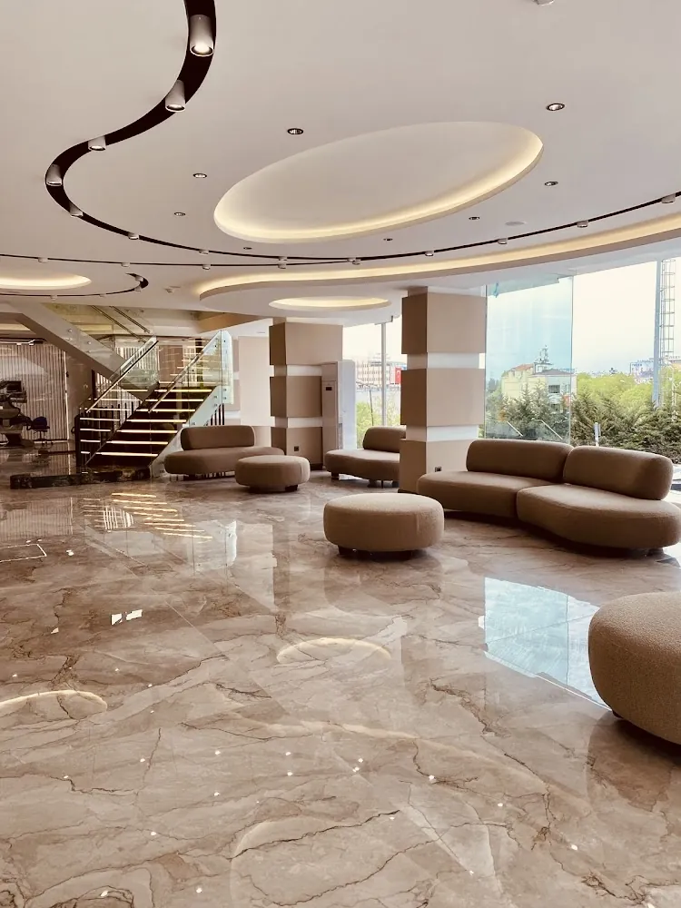 Empfangsbereich mit Sitzgruppe in der Klinik in Istanbul-Şişli
