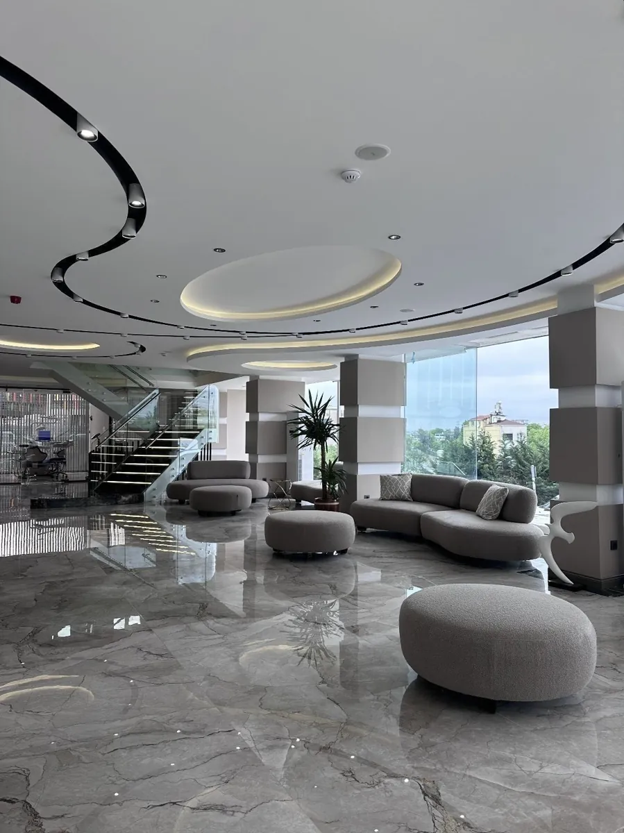 Lounge mit Sitzgruppe und Treppe in der Klinik in Istanbul-Şişli
