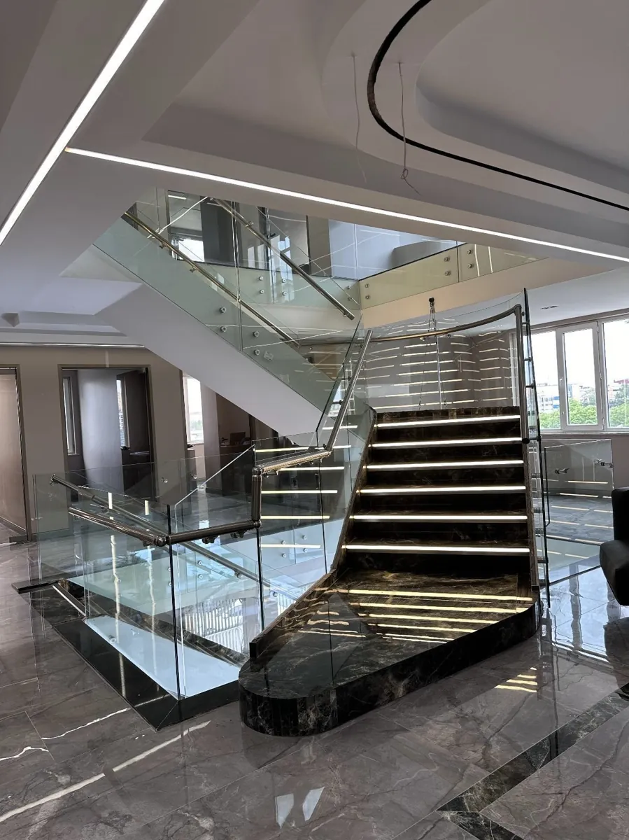 Treppe mit Glasgeländer im Eingangsbereich der Klinik in Istanbul-Şişli